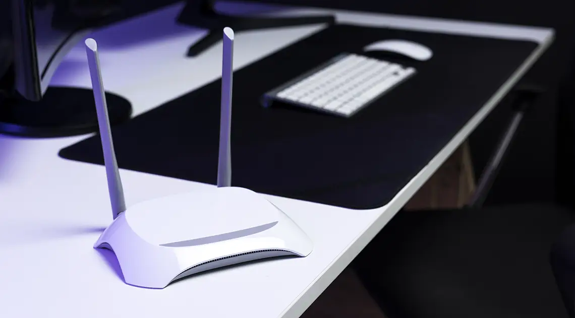 enrutador-wifi-en-una-conexion-inteligente-de-mesa tecnología para camperizar